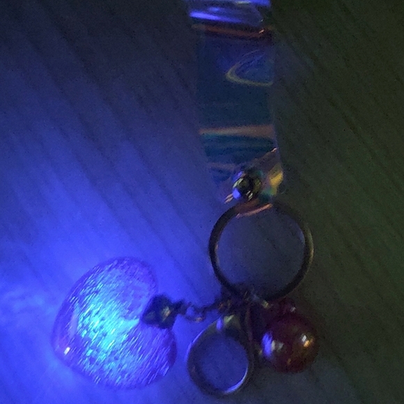 Color Changing Keychain - Picture 4 of 5